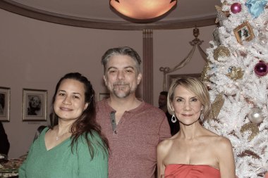 Hollywood, CA - 6 Aralık 2024: Ünlüler, aktörler ve misafirlerin katılımıyla Hollywood Müzesi 'ndeki ağaç budama etkinliği için gelenler. Etkinlikte en sevilen Noel hikayelerinin süslenmesi de yer aldı.