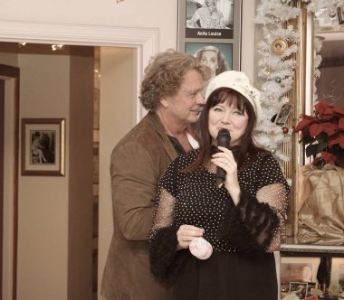 Hollywood, CA - 6 Aralık 2024: Ünlüler, aktörler ve misafirlerin katılımıyla Hollywood Müzesi 'ndeki ağaç budama etkinliği için gelenler. Etkinlikte en sevilen Noel hikayelerinin süslenmesi de yer aldı.