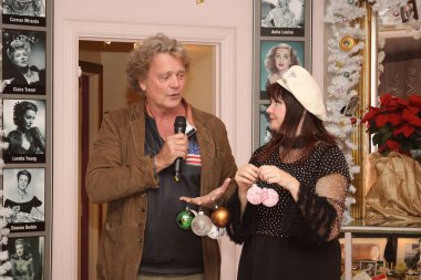 Hollywood, CA - 6 Aralık 2024: Ünlüler, aktörler ve misafirlerin katılımıyla Hollywood Müzesi 'ndeki ağaç budama etkinliği için gelenler. Etkinlikte en sevilen Noel hikayelerinin süslenmesi de yer aldı.