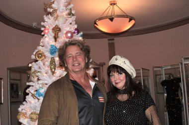 Hollywood, CA - 6 Aralık 2024: Ünlüler, aktörler ve misafirlerin katılımıyla Hollywood Müzesi 'ndeki ağaç budama etkinliği için gelenler. Etkinlikte en sevilen Noel hikayelerinin süslenmesi de yer aldı.