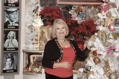 Hollywood, CA - 6 Aralık 2024: Ünlüler, aktörler ve misafirlerin katılımıyla Hollywood Müzesi 'ndeki ağaç budama etkinliği için gelenler. Etkinlikte en sevilen Noel hikayelerinin süslenmesi de yer aldı.