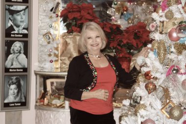 Hollywood, CA - 6 Aralık 2024: Ünlüler, aktörler ve misafirlerin katılımıyla Hollywood Müzesi 'ndeki ağaç budama etkinliği için gelenler. Etkinlikte en sevilen Noel hikayelerinin süslenmesi de yer aldı.