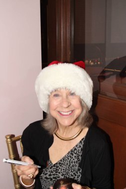 Hollywood, CA - 6 Aralık 2024: Ünlüler, aktörler ve misafirlerin katılımıyla Hollywood Müzesi 'ndeki ağaç budama etkinliği için gelenler. Etkinlikte en sevilen Noel hikayelerinin süslenmesi de yer aldı.