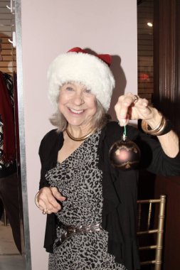 Hollywood, CA - 6 Aralık 2024: Ünlüler, aktörler ve misafirlerin katılımıyla Hollywood Müzesi 'ndeki ağaç budama etkinliği için gelenler. Etkinlikte en sevilen Noel hikayelerinin süslenmesi de yer aldı.