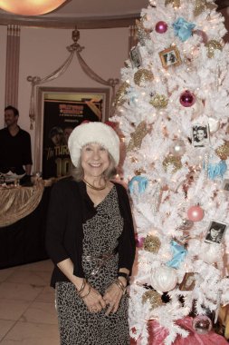 Hollywood, CA - 6 Aralık 2024: Ünlüler, aktörler ve misafirlerin katılımıyla Hollywood Müzesi 'ndeki ağaç budama etkinliği için gelenler. Etkinlikte en sevilen Noel hikayelerinin süslenmesi de yer aldı.