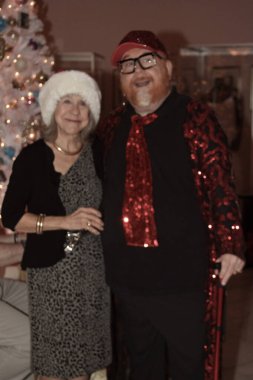 Hollywood, CA - 6 Aralık 2024: Ünlüler, aktörler ve misafirlerin katılımıyla Hollywood Müzesi 'ndeki ağaç budama etkinliği için gelenler. Etkinlikte en sevilen Noel hikayelerinin süslenmesi de yer aldı.