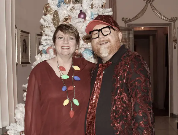 Hollywood, CA - 6 Aralık 2024: Ünlüler, aktörler ve misafirlerin katılımıyla Hollywood Müzesi 'ndeki ağaç budama etkinliği için gelenler. Etkinlikte en sevilen Noel hikayelerinin süslenmesi de yer aldı.