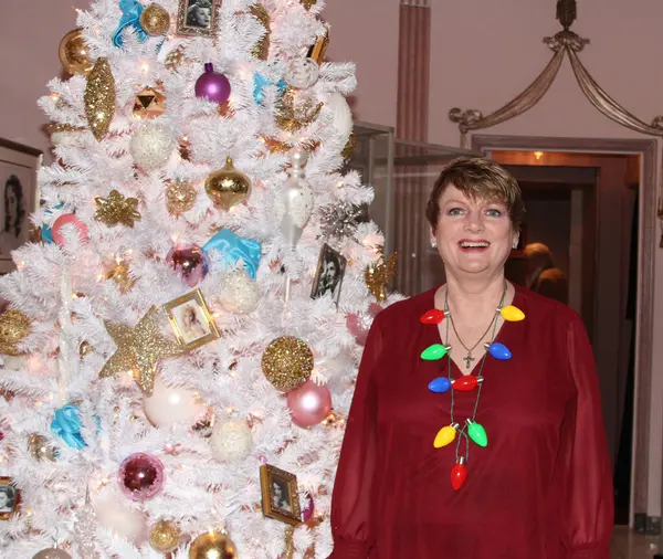 Hollywood, CA - 6 Aralık 2024: Ünlüler, aktörler ve misafirlerin katılımıyla Hollywood Müzesi 'ndeki ağaç budama etkinliği için gelenler. Etkinlikte en sevilen Noel hikayelerinin süslenmesi de yer aldı.