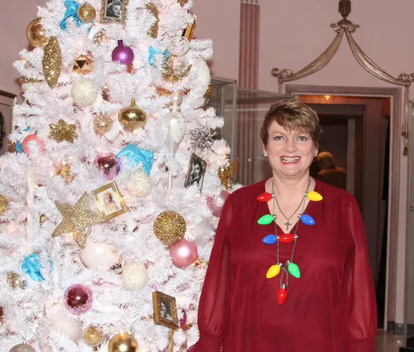 Hollywood, CA - 6 Aralık 2024: Ünlüler, aktörler ve misafirlerin katılımıyla Hollywood Müzesi 'ndeki ağaç budama etkinliği için gelenler. Etkinlikte en sevilen Noel hikayelerinin süslenmesi de yer aldı.