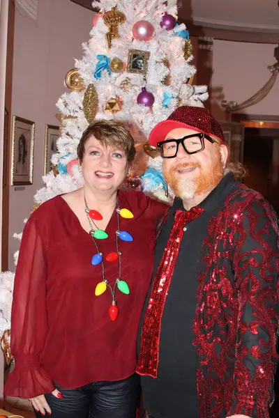 Hollywood, CA - 6 Aralık 2024: Ünlüler, aktörler ve misafirlerin katılımıyla Hollywood Müzesi 'ndeki ağaç budama etkinliği için gelenler. Etkinlikte en sevilen Noel hikayelerinin süslenmesi de yer aldı.