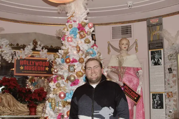 Hollywood, CA - 6 Aralık 2024: Ünlüler, aktörler ve misafirlerin katılımıyla Hollywood Müzesi 'ndeki ağaç budama etkinliği için gelenler. Etkinlikte en sevilen Noel hikayelerinin süslenmesi de yer aldı.