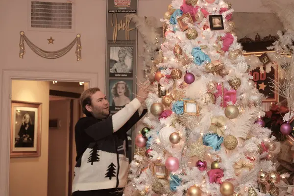 Hollywood, CA - 6 Aralık 2024: Ünlüler, aktörler ve misafirlerin katılımıyla Hollywood Müzesi 'ndeki ağaç budama etkinliği için gelenler. Etkinlikte en sevilen Noel hikayelerinin süslenmesi de yer aldı.