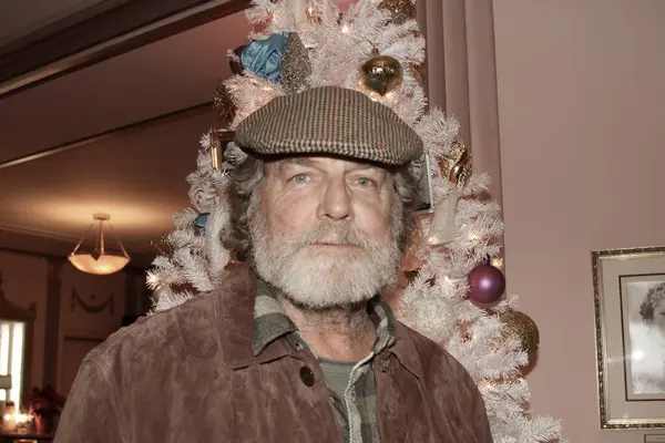 Hollywood, CA - 6 Aralık 2024: Ünlüler, aktörler ve misafirlerin katılımıyla Hollywood Müzesi 'ndeki ağaç budama etkinliği için gelenler. Etkinlikte en sevilen Noel hikayelerinin süslenmesi de yer aldı.