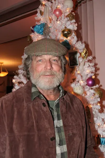 Hollywood, CA - 6 Aralık 2024: Ünlüler, aktörler ve misafirlerin katılımıyla Hollywood Müzesi 'ndeki ağaç budama etkinliği için gelenler. Etkinlikte en sevilen Noel hikayelerinin süslenmesi de yer aldı.