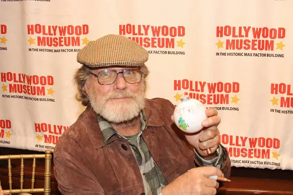 Hollywood, CA - 6 Aralık 2024: Ünlüler, aktörler ve misafirlerin katılımıyla Hollywood Müzesi 'ndeki ağaç budama etkinliği için gelenler. Etkinlikte en sevilen Noel hikayelerinin süslenmesi de yer aldı.