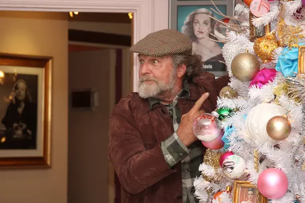 Hollywood, CA - 6 Aralık 2024: Ünlüler, aktörler ve misafirlerin katılımıyla Hollywood Müzesi 'ndeki ağaç budama etkinliği için gelenler. Etkinlikte en sevilen Noel hikayelerinin süslenmesi de yer aldı.
