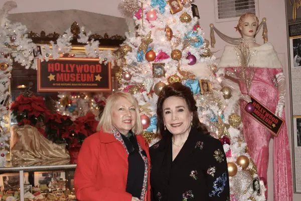 Hollywood, CA - 6 Aralık 2024: Ünlüler, aktörler ve misafirlerin katılımıyla Hollywood Müzesi 'ndeki ağaç budama etkinliği için gelenler. Etkinlikte en sevilen Noel hikayelerinin süslenmesi de yer aldı.