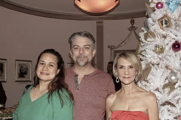 Hollywood, CA - 6 Aralık 2024: Ünlüler, aktörler ve misafirlerin katılımıyla Hollywood Müzesi 'ndeki ağaç budama etkinliği için gelenler. Etkinlikte en sevilen Noel hikayelerinin süslenmesi de yer aldı.