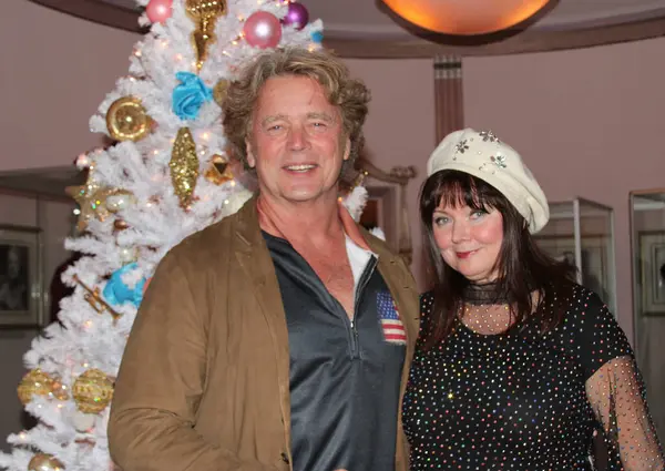 Hollywood, CA - 6 Aralık 2024: Ünlüler, aktörler ve misafirlerin katılımıyla Hollywood Müzesi 'ndeki ağaç budama etkinliği için gelenler. Etkinlikte en sevilen Noel hikayelerinin süslenmesi de yer aldı.