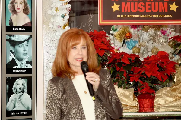 Hollywood, CA - 6 Aralık 2024: Ünlüler, aktörler ve misafirlerin katılımıyla Hollywood Müzesi 'ndeki ağaç budama etkinliği için gelenler. Etkinlikte en sevilen Noel hikayelerinin süslenmesi de yer aldı.