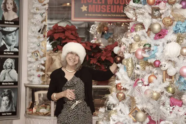 Hollywood, CA - 6 Aralık 2024: Ünlüler, aktörler ve misafirlerin katılımıyla Hollywood Müzesi 'ndeki ağaç budama etkinliği için gelenler. Etkinlikte en sevilen Noel hikayelerinin süslenmesi de yer aldı.