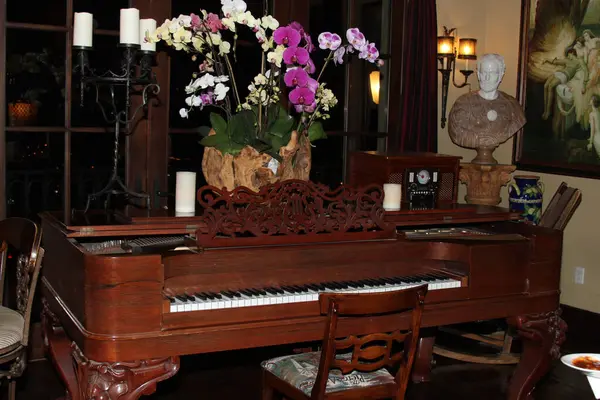 Ventura, Kaliforniya - 29 Mart 2025: Kırmızı halı ve parti sahneleri Anson Williams 'ın yönettiği ve başrolde Linda Purl' ün oynadığı Çılgın Anne adlı kadın şovun galası için. Etkinlik Ventura 'daki Rubicon Tiyatrosu' nda düzenlendi..