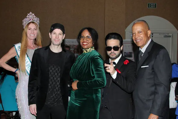 Anaheim, CA - 19 Nisan 2025: Teal Awards Galası için Anaheim Hilton Suites Oteli 'ne kırmızı halı geldi.