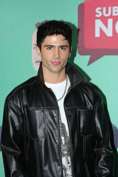 Batı Hollywood, CA - 1 Mayıs 2025: Etkilenen David Madrigal 'in Network lansmanı için SUR restoranına kırmızı halı geldi.