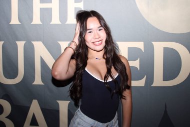 Los Angeles, CA - 21 Eylül 2025: Lincoln Heights, Los Angeles, Kaliforniya 'daki perili bir köşkte düzenlenen Birinci Yıllık Perili Balo için kırmızı halı gelişleri.