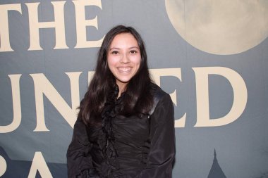 Los Angeles, CA - 21 Eylül 2025: Lincoln Heights, Los Angeles, Kaliforniya 'daki perili bir köşkte düzenlenen Birinci Yıllık Perili Balo için kırmızı halı gelişleri.