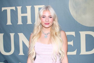 Los Angeles, CA - 21 Eylül 2025: Lincoln Heights, Los Angeles, Kaliforniya 'daki perili bir köşkte düzenlenen Birinci Yıllık Perili Balo için kırmızı halı gelişleri.