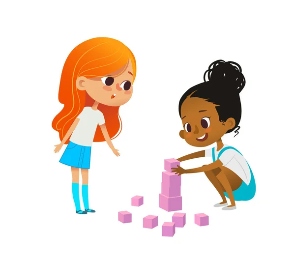 Многорасовые Дети Строят Башню Розовыми Блоками Дети Играют Помощью Комплекта — стоковый вектор