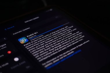 IOS16 ekranına güncelleme yapılırken ekranda Ipad OS 16 logosu olan Ipad uygulaması Ipad elma cihazlarının alt sürümü ios 16.1 üzerinde yeni işletim sistemi güncellemeler için: Bangkok, Tayland - OCT 26 2022.
