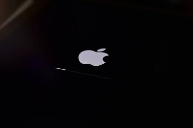 IOS16 ekranına güncelleme yapılırken ekranda Ipad OS 16 logosu olan Ipad uygulaması Ipad elma cihazlarının alt sürümü ios 16.1 üzerinde yeni işletim sistemi güncellemeler için: Bangkok, Tayland - OCT 26 2022.