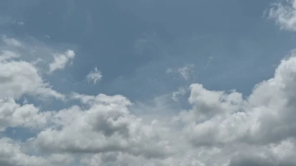 Chmura Błękitne Niebo Dramatycznych Białych Chmur Pięknym Słonecznym Błękitnym Niebie — Zdjęcie stockowe