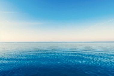 Dalgalı mavi deniz ve bulutlu gökyüzü. Sakin, mavi deniz tatili. Fotokopi alanı ile rahatlama arka planı.
