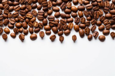 Yakın plan Kahve Fasulyesi Çekimi Beyaz Arkaplan Zengin Aroma, Menü tasarımı için Kahve Fasulyesi sınır çerçevesi