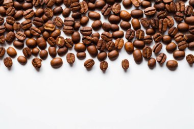 Yakın plan Kahve Fasulyesi Çekimi Beyaz Arkaplan Zengin Aroma, Menü tasarımı için Kahve Fasulyesi sınır çerçevesi