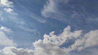 Bulutlu güzel mavi gökyüzü, doğa gökyüzü arkaplanı. Gökyüzü bulutlu doğa mavi..