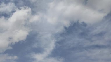 Beyaz bulutlu mavi gökyüzü arkaplanı