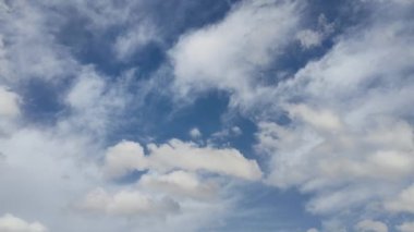 Mavi gökyüzünde beyaz bulutlar