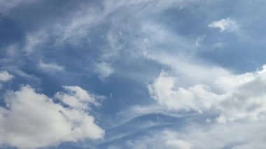 Mavi gökyüzündeki bulutlar