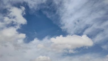 Mavi bulutlar gökyüzünde