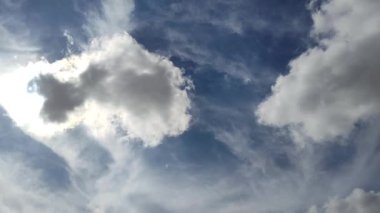 Bulutlu mavi gökyüzü