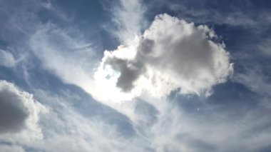 Beyaz bulutlu mavi gökyüzü