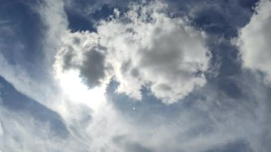 Bulutlu mavi gökyüzü