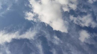 Güzel beyaz pofuduk bulutlar açık mavi bir gökyüzünde