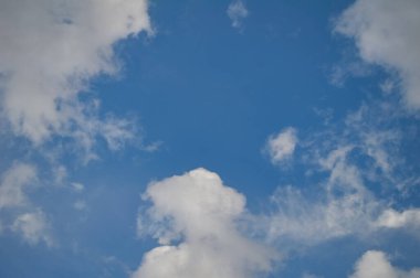 Bulutlu mavi gökyüzü arka plan, doğa arkaplan