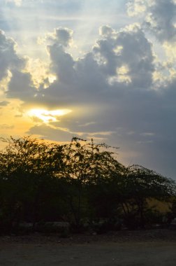 Denizin üzerinde güzel bir gün batımı