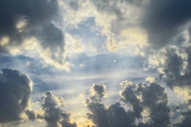 Beyaz bulutlu mavi gökyüzü